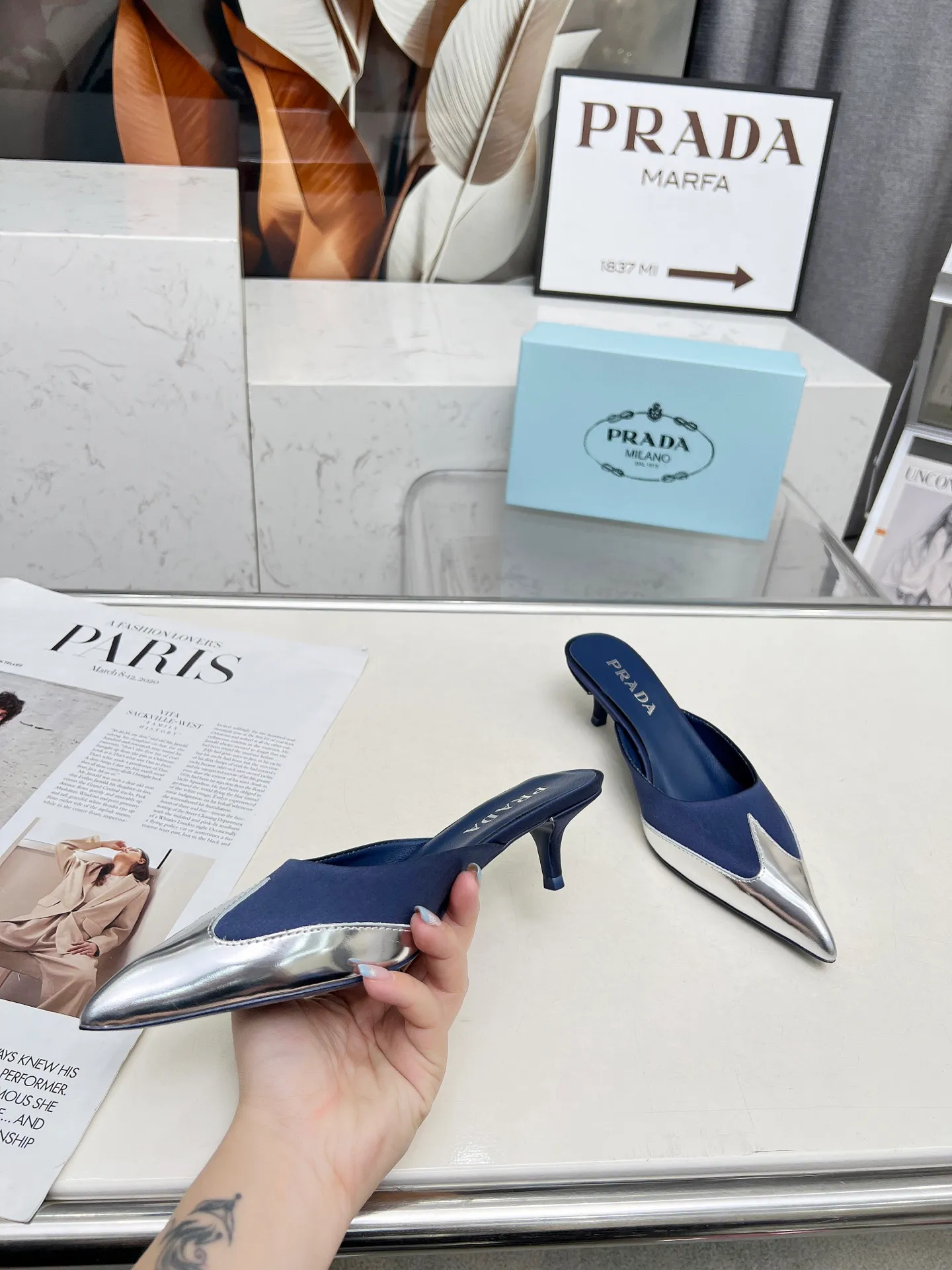 👟👟Ex-factory price 520👟👟 🏧2025 T show Mule shoes, silk pointed toe series🏧 (highest version with top packaging) PRADA 2025𝐬𝐬Prada new product, (top version) is coming! prada25 "T-stage show style" mainly promotes hot-selling styles, made of silk material and TPU Muller series spring and summer single shoes and sandals series. Made of high-quality silk satin and Tpu mirror material, a full range of simple light plate logo hot stamping. ——————————————————❣️ 2025SS PRADA spring and summer simple style, it looks so good. Various Internet celebrities have planted popular styles, awakening the imagination of skirt trains, corsets and bra curves, streamlined to the extreme ~ super popular series of hot products, with iconic logos on the heels or on the feet, as well as prismatic pointed toes, and angular lines are clearly defined.  Prada spring2025’s latest presentation is also wonderful with different styles! This season's Prada styles are simpler in design than before. They don't deliberately pursue a trendy or sporty feeling. They are all natural. The colors are also made of bright spring and summer eye-catching colored silks with pointed toes. They are so simple and beautiful. 😋The original shoes are developed and purchased from Italian counters, and are reproduced 1:1 according to the original taste. The newly opened low heel of 4cm has the same concave and convex height as the original version, creating a variety of sandals and slippers: low heel, pointed toe and half drag. 💛❤️ 💛❤️ ⚛Baotou low heel 4cm. ⚛Sale size: 35-41 (customized at 42.43) ⚛Top silk satin fabric + sheepskin lining + Italian triple-A cowhide bottom. 💙"Multiple colors, all official colors can be produced".